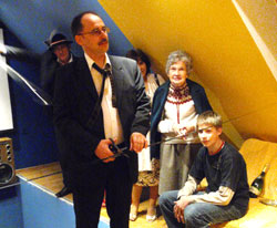 Uroczyste przeci�cie wst�gi przez Dyrektora Kina Pusz 