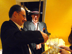 Dyrektor Kina nalewa szampana 